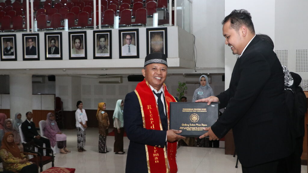 Universitas PGRI Yogyakarta Kukuhkan 60 Guru Profesional Mahasiswa Program PPG Dalam Jabatan