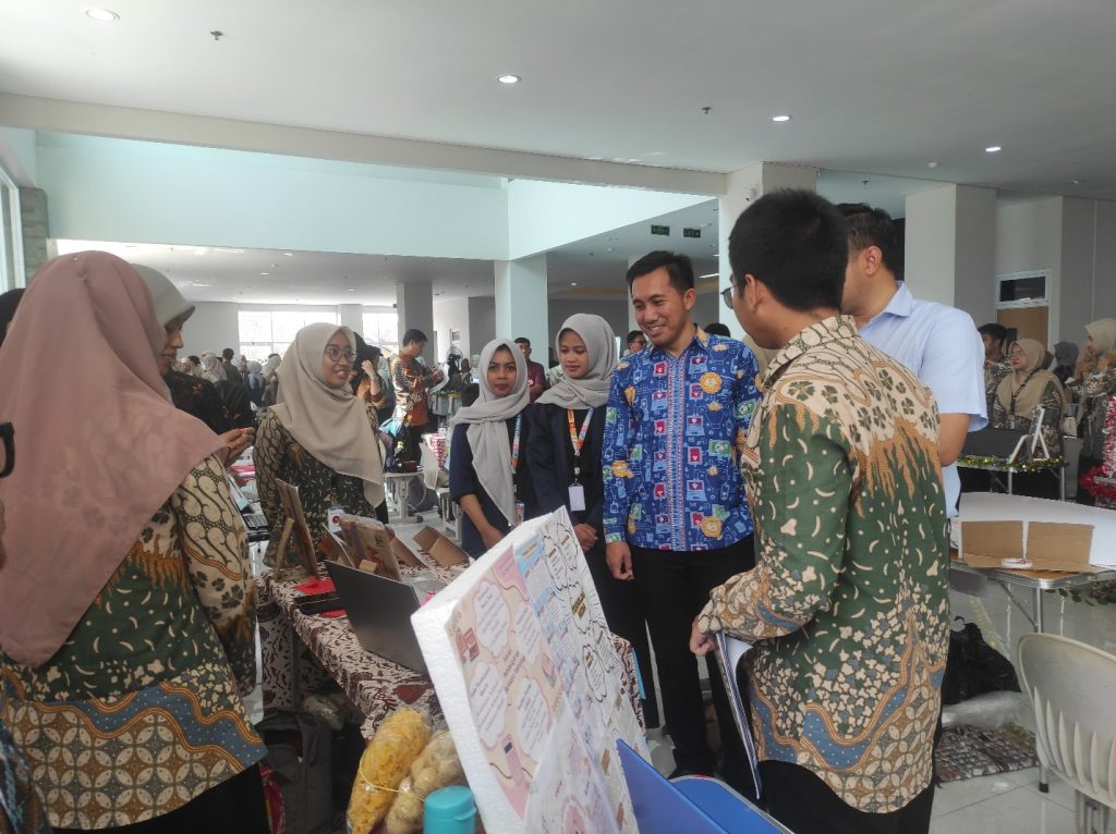 Pameran media pembelajaran CKM 2024 UPY oleh mahasiswa PGSD dan PPG.