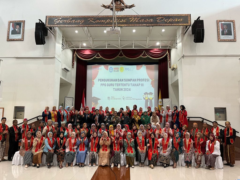 594 Mahasisa PPG Guru tertentu Tahap III Tahun 2024 sebagai Guru Profesional foto bersama usai kegiatan pengukuhan. (Foto: Istimewa)