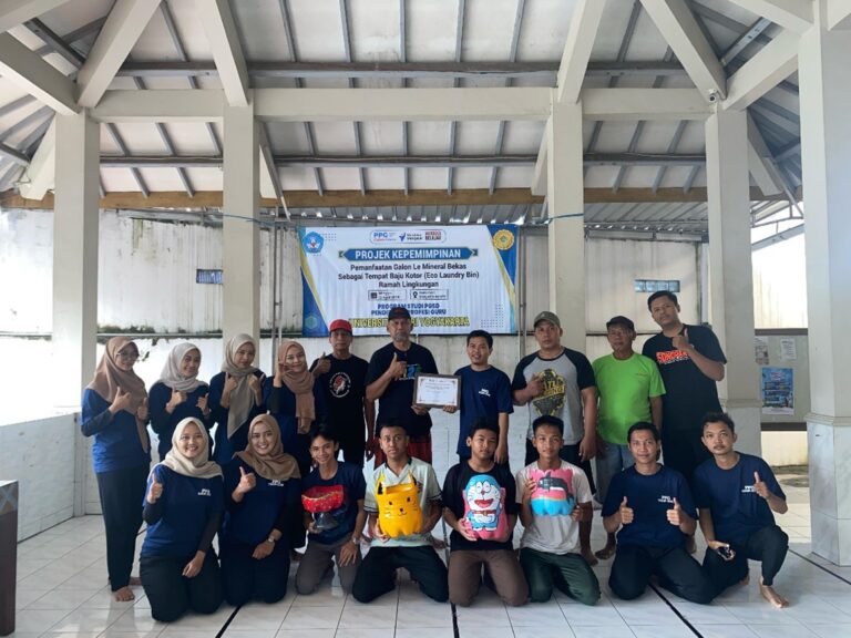 Mahasiswa PPG Universitas PGRI Yogyakarta Ubah Galon Bekas Jadi “Eco Laundry Bin” Ramah Lingkungan