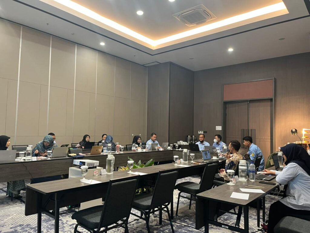 Sesi diskusi dan foto bersama peserta