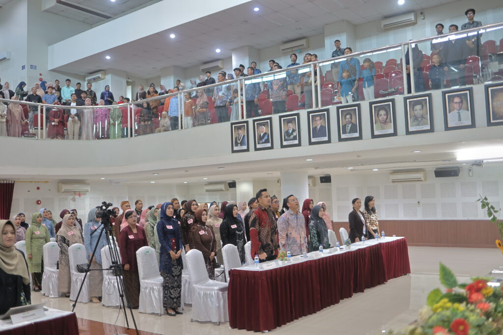 menyanyikan lagu indonesia raya dan himne pgri pengukuhan ppg guru tertentu