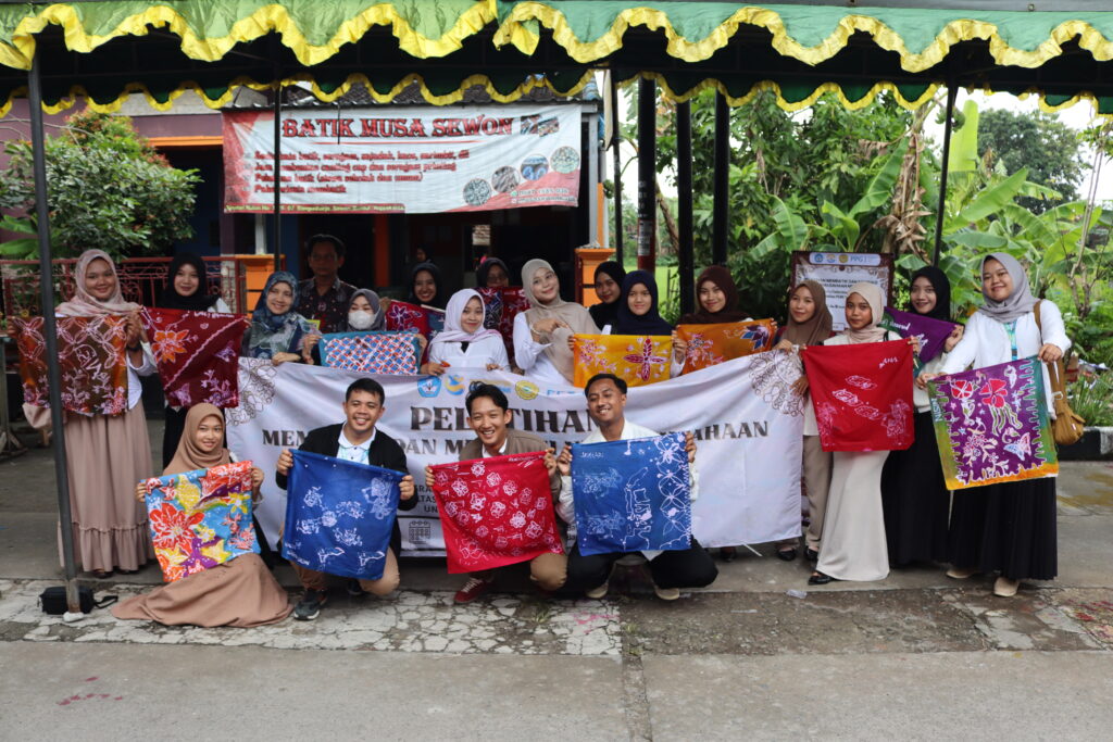 Mahasiswa PPG UPY mengikuti pelatihan membatik di Batik Musa Sewon Bantul