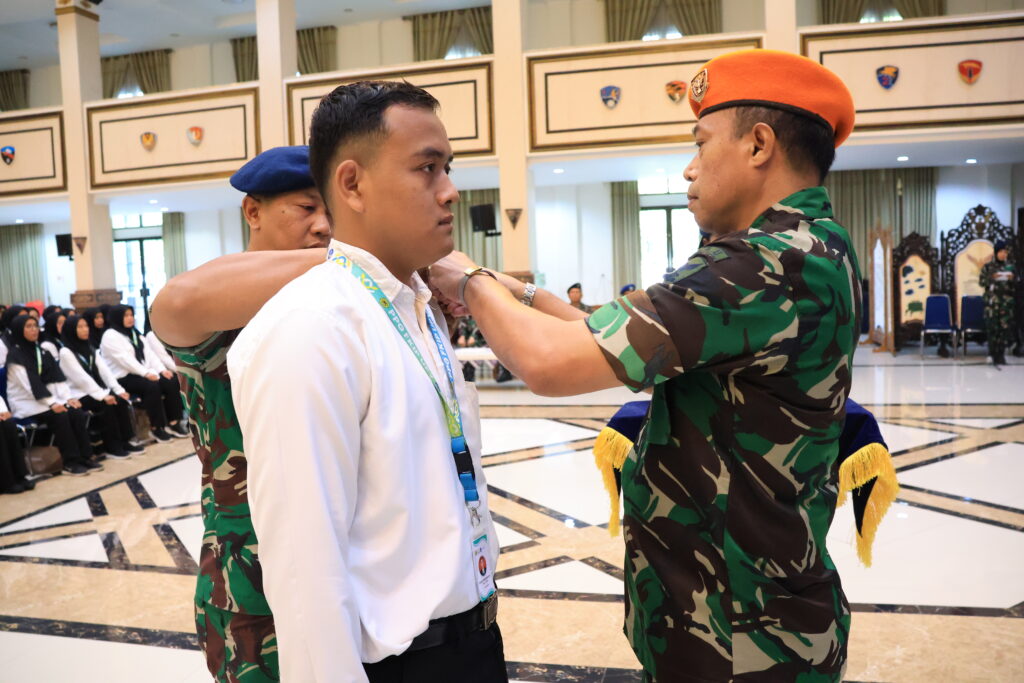 Mahasiswa PPG FKIP UPY mengikuti pelatihan bela negara bersama instruktur TNI di Akademi Angkatan Udara Yogyakarta
