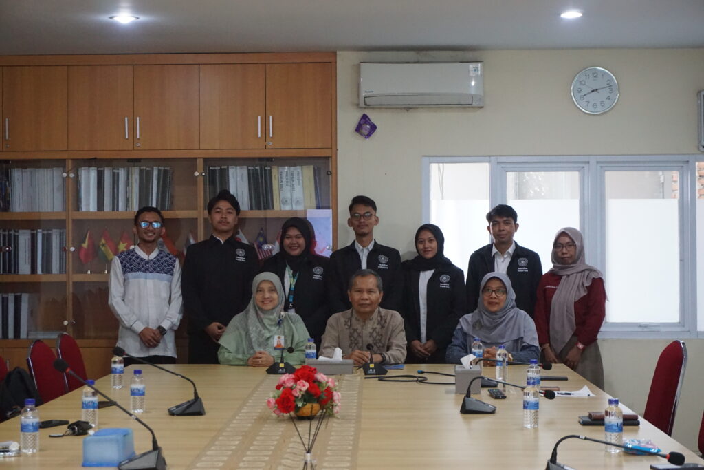 Mahasiswa PPG UPY bersama Dosen Pembimbing Lapangan saat kegiatan PPL Mandiri di Sekolah Indonesia Kota Kinabalu (SIKK).