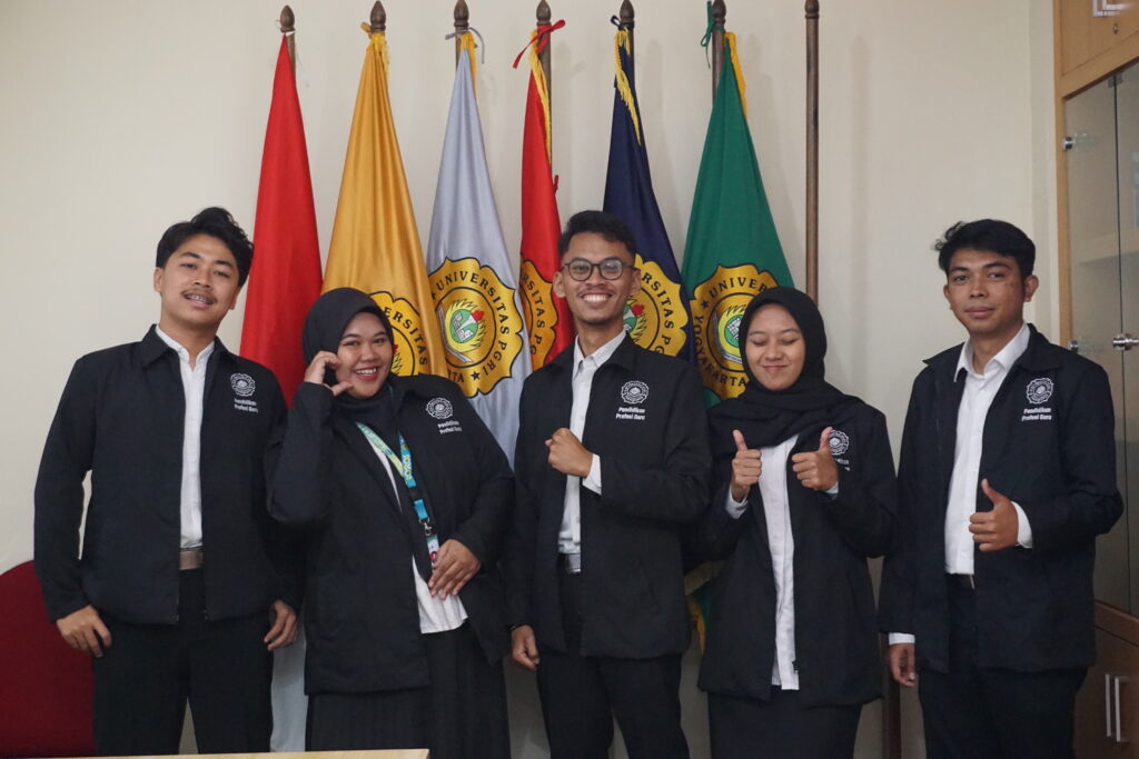 Mahasiswa PPG UPY bersama Dosen Pembimbing Lapangan saat kegiatan PPL Mandiri di Sekolah Indonesia Kota Kinabalu (SIKK).