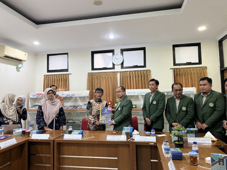 Suasana kegiatan penyerahan cinderamata dan diskusi benchmarking antara PPG Universitas Islam Makassar dan jajaran pimpinan PPG FKIP UPY di Ruang Sidang FKIP UPY