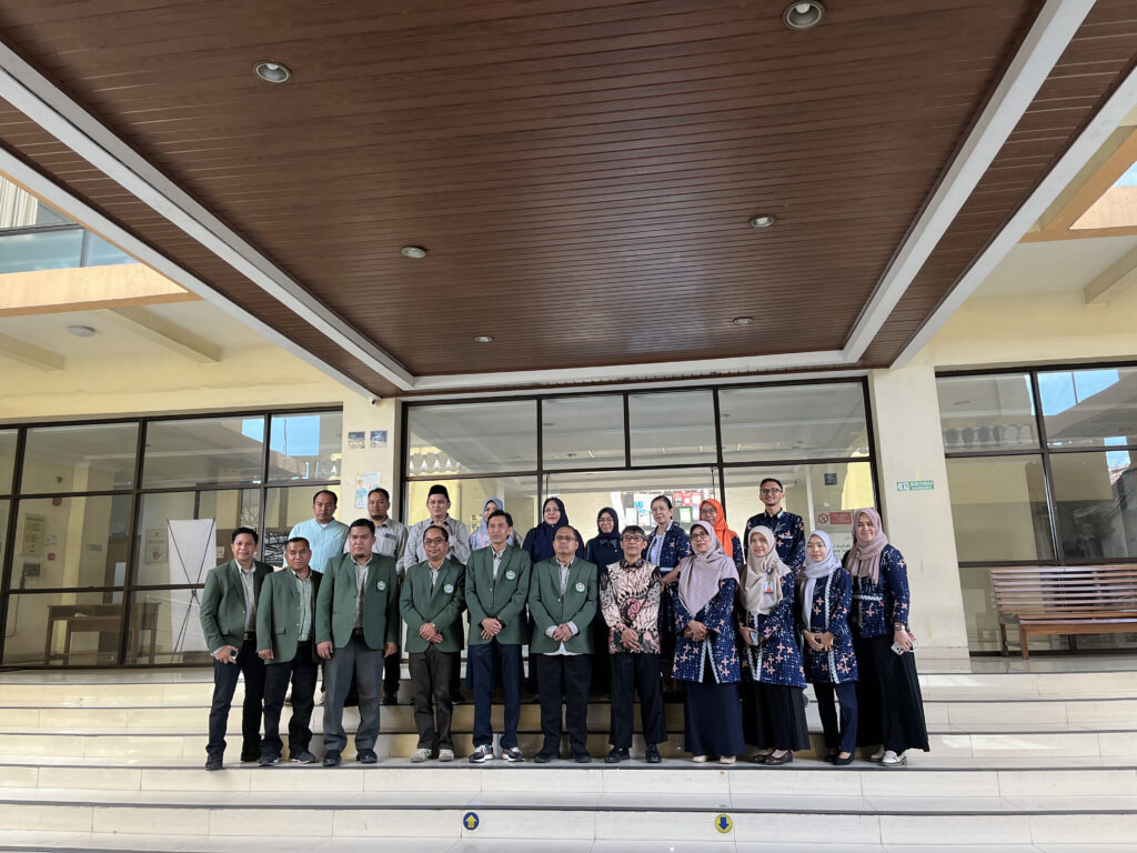Suasana kegiatan penyerahan cinderamata dan diskusi benchmarking antara PPG Universitas Islam Makassar dan jajaran pimpinan PPG FKIP UPY di Ruang Sidang FKIP UPYSuasana kegiatan penyerahan cinderamata dan diskusi benchmarking antara PPG Universitas Islam Makassar dan jajaran pimpinan PPG FKIP UPY di Ruang Sidang FKIP UPY