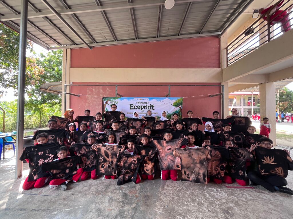Siswa Sekolah Indonesia Kota Kinabalu (SIKK) bersama tim dosen dan mahasiswa PPG UPY memamerkan hasil karya workshop ecoprint