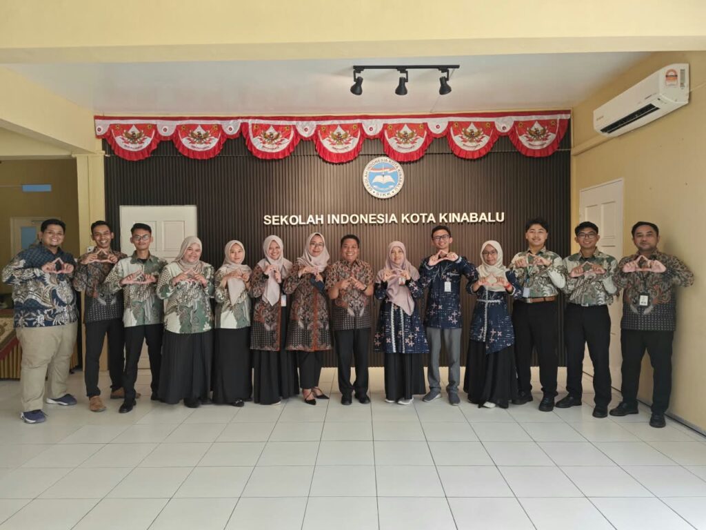 Mahasiswa PPG UPY bersama Dosen Pembimbing Lapangan saat kegiatan PPL Mandiri di Sekolah Indonesia Kota Kinabalu (SIKK).
